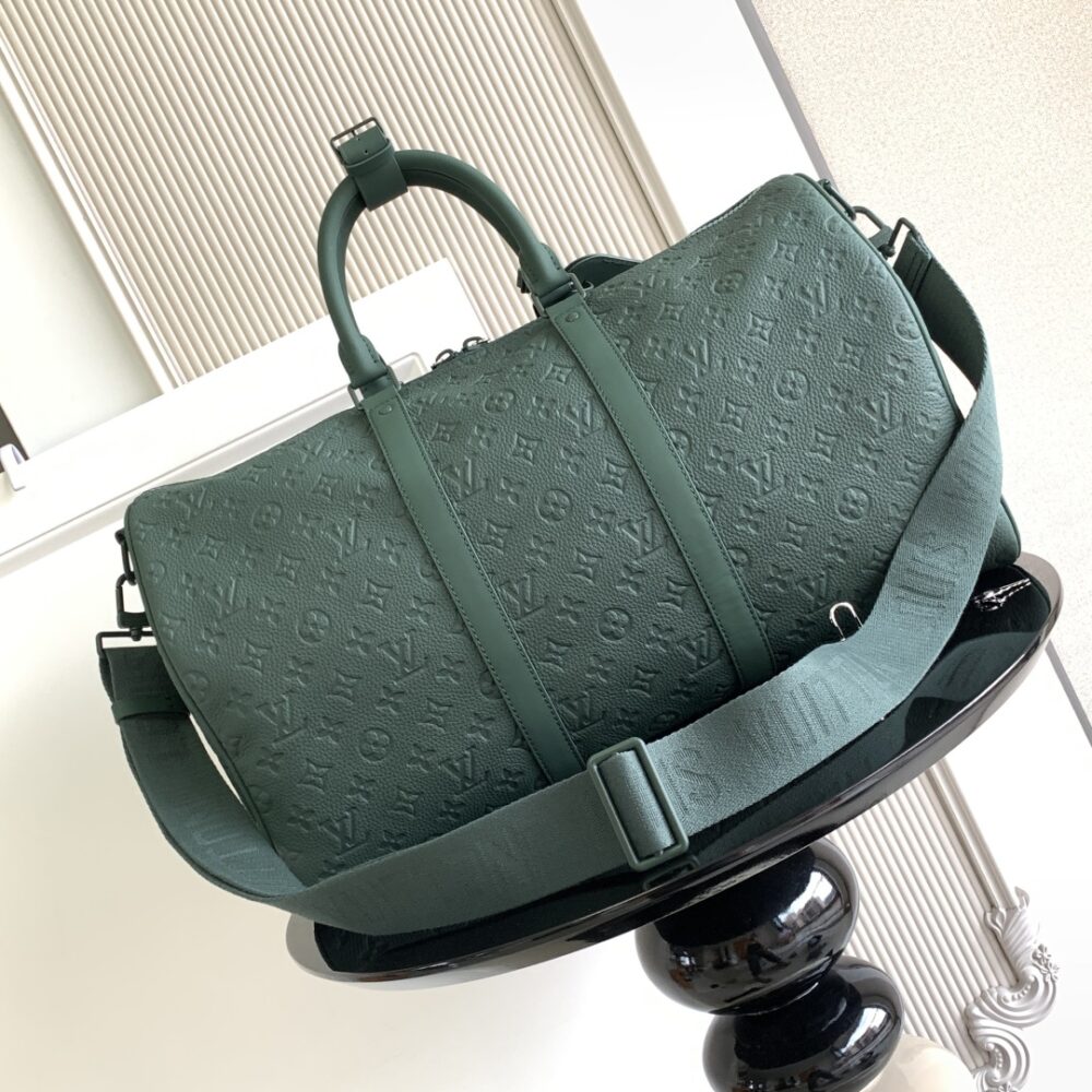 This travel bag is designed for 𝐊𝐞𝐞𝐩𝐚𝐥𝐁𝐚𝐧𝐝𝐨𝐮𝐥𝐢è 𝐫𝐞𝟓𝟎 𝐌𝐨𝐧𝐨𝐠𝐫𝐚𝐦 𝐒𝐡𝐚𝐝𝐨𝐰