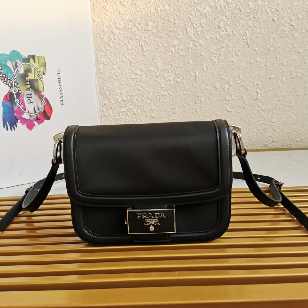 PRADA  The latest 1BD257 model from P 's 🌹