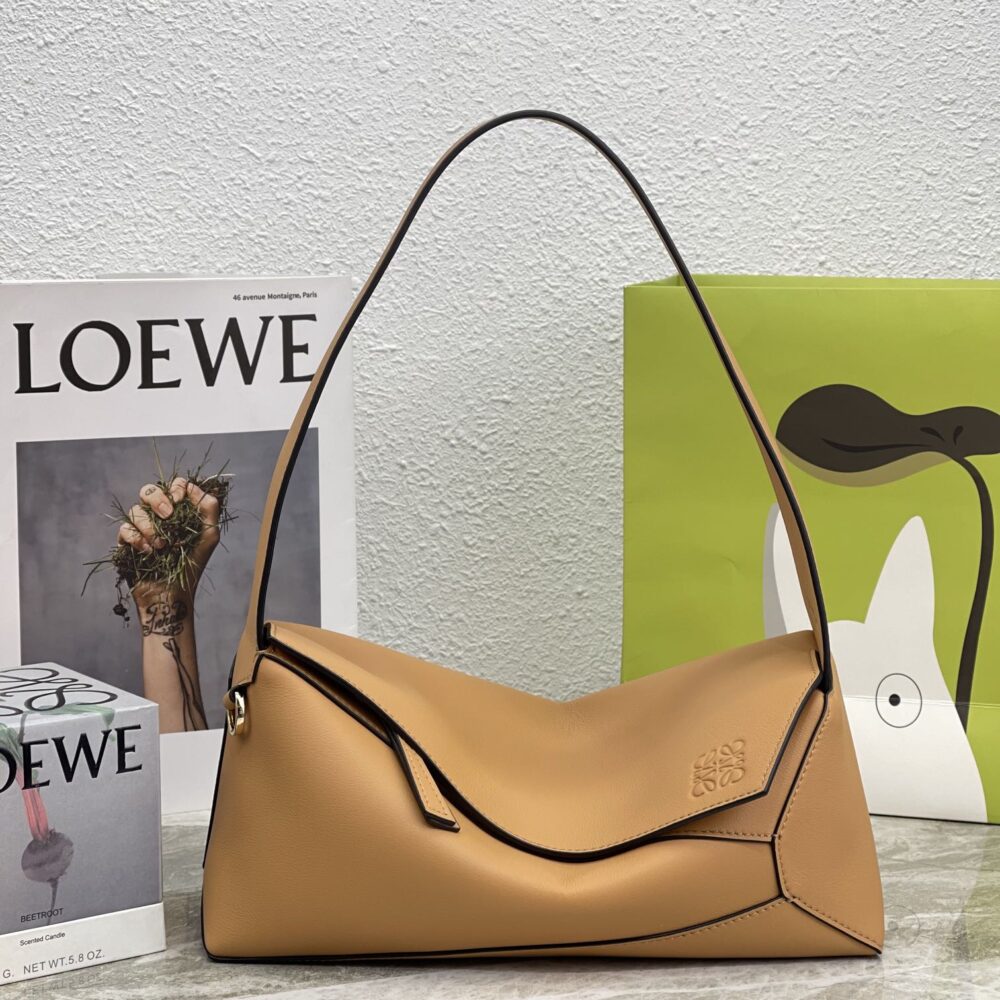 Loewe The ceiling of underarm bags!